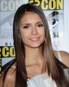 Nina Dobrev ニーナ・ドブレフ